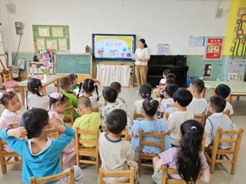海安市雅周镇中心幼儿园开展地震紧急疏散演练活动