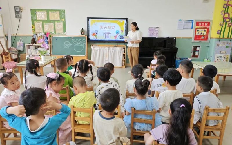 海安市雅周镇中心幼儿园开展地震紧急疏散演练活动